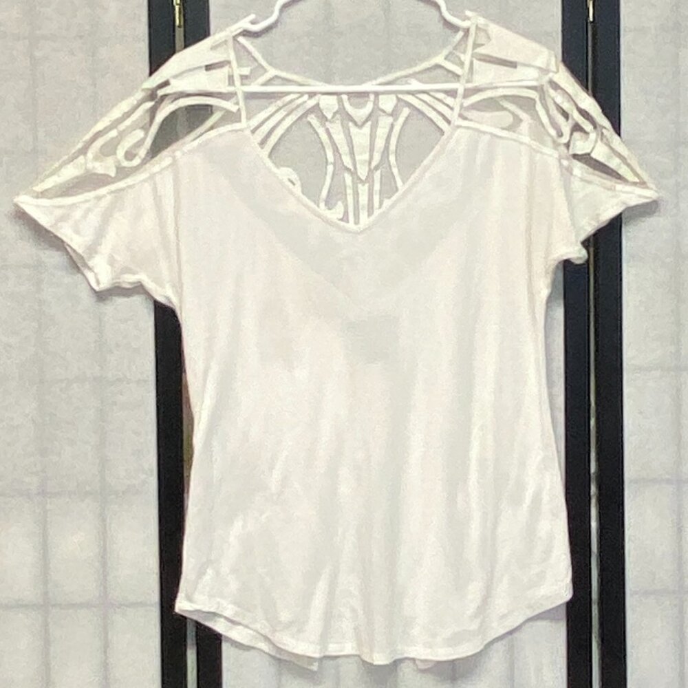 BKE Red Lace Shoulder White Tee XS V-Neck Short Raglan Sleeve Split Back Hem